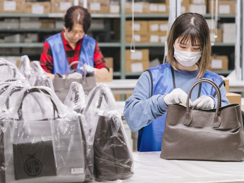 検品作業中の写真