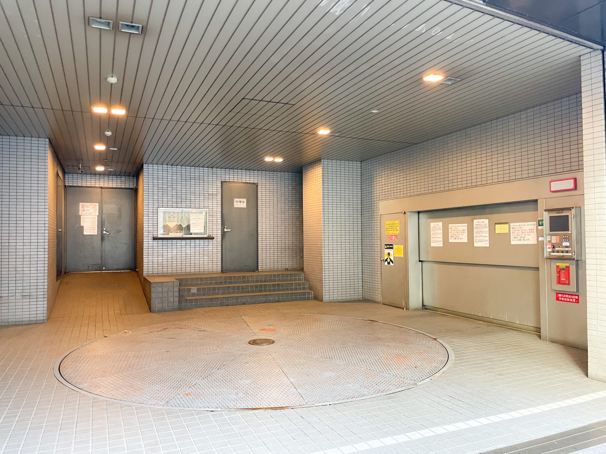 24時間利用可能な地下駐車場